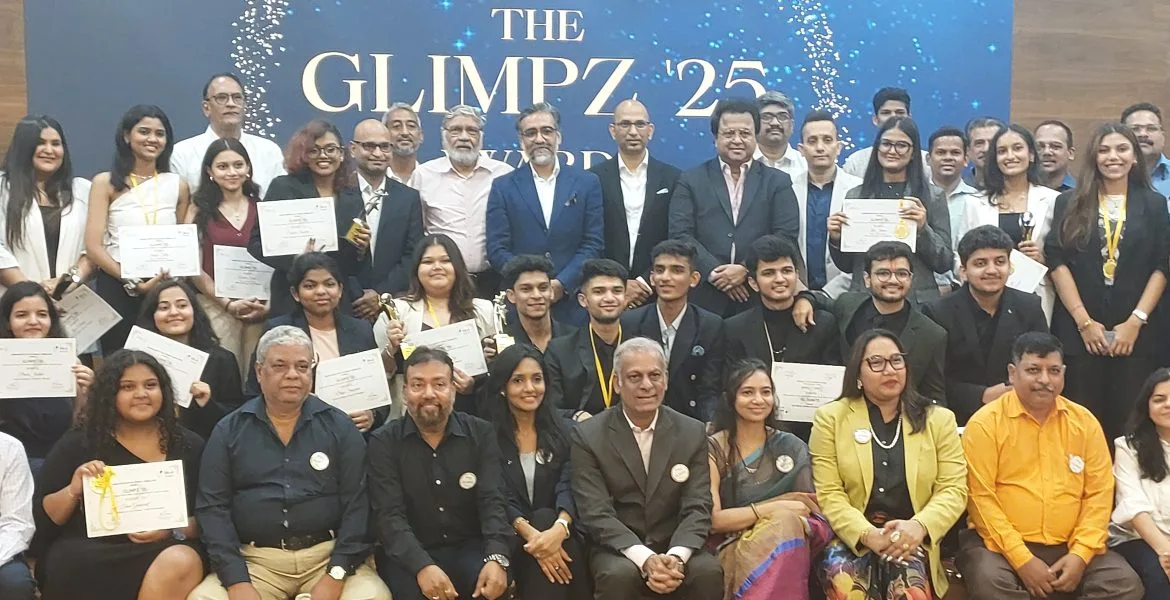 A proud moment for IIGJ Mumbai graduates as they posed with dignitaries and faculty at the GLIMPZ 2025 award ceremony.